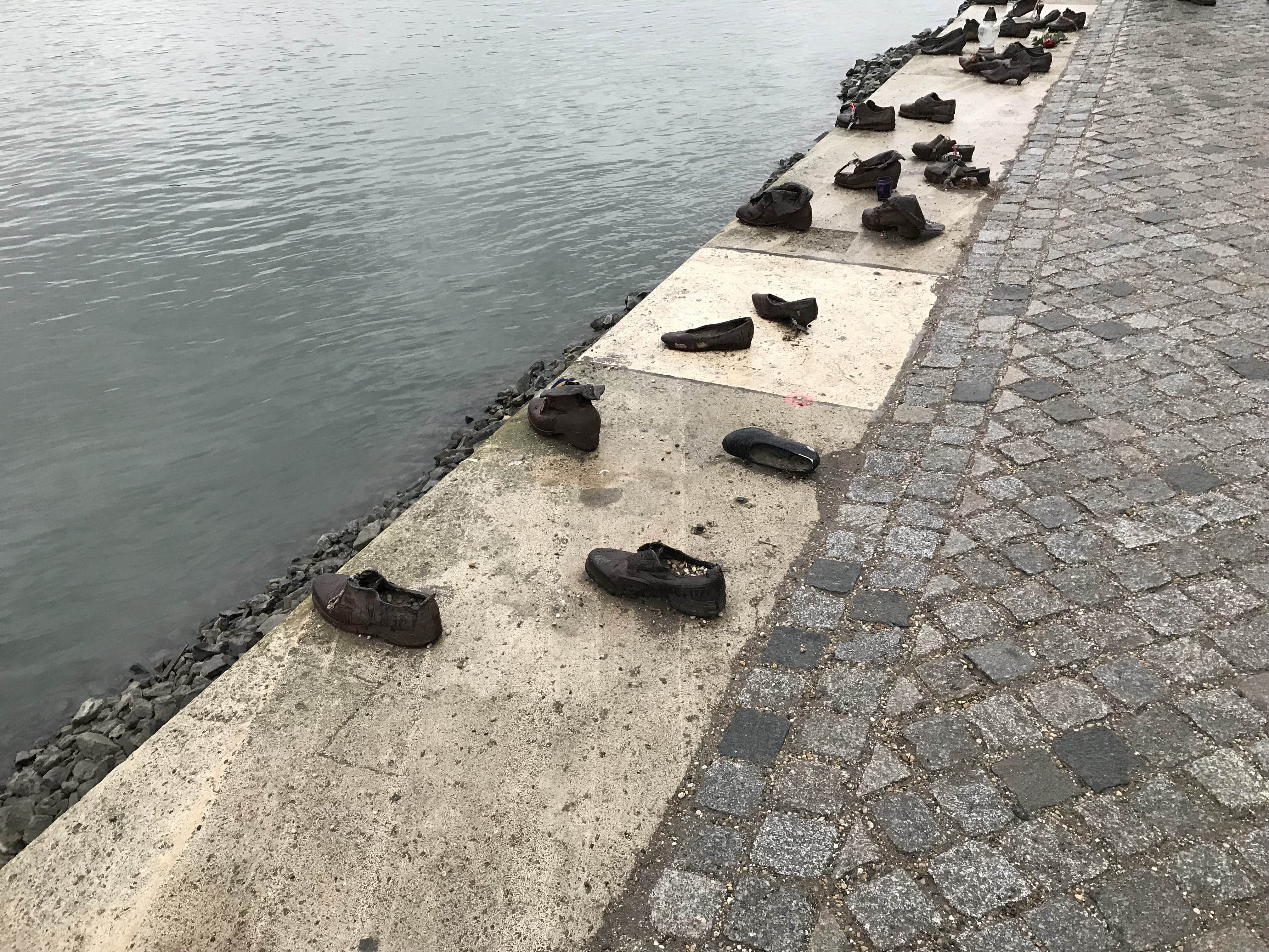 ドナウ川遊歩道の靴
