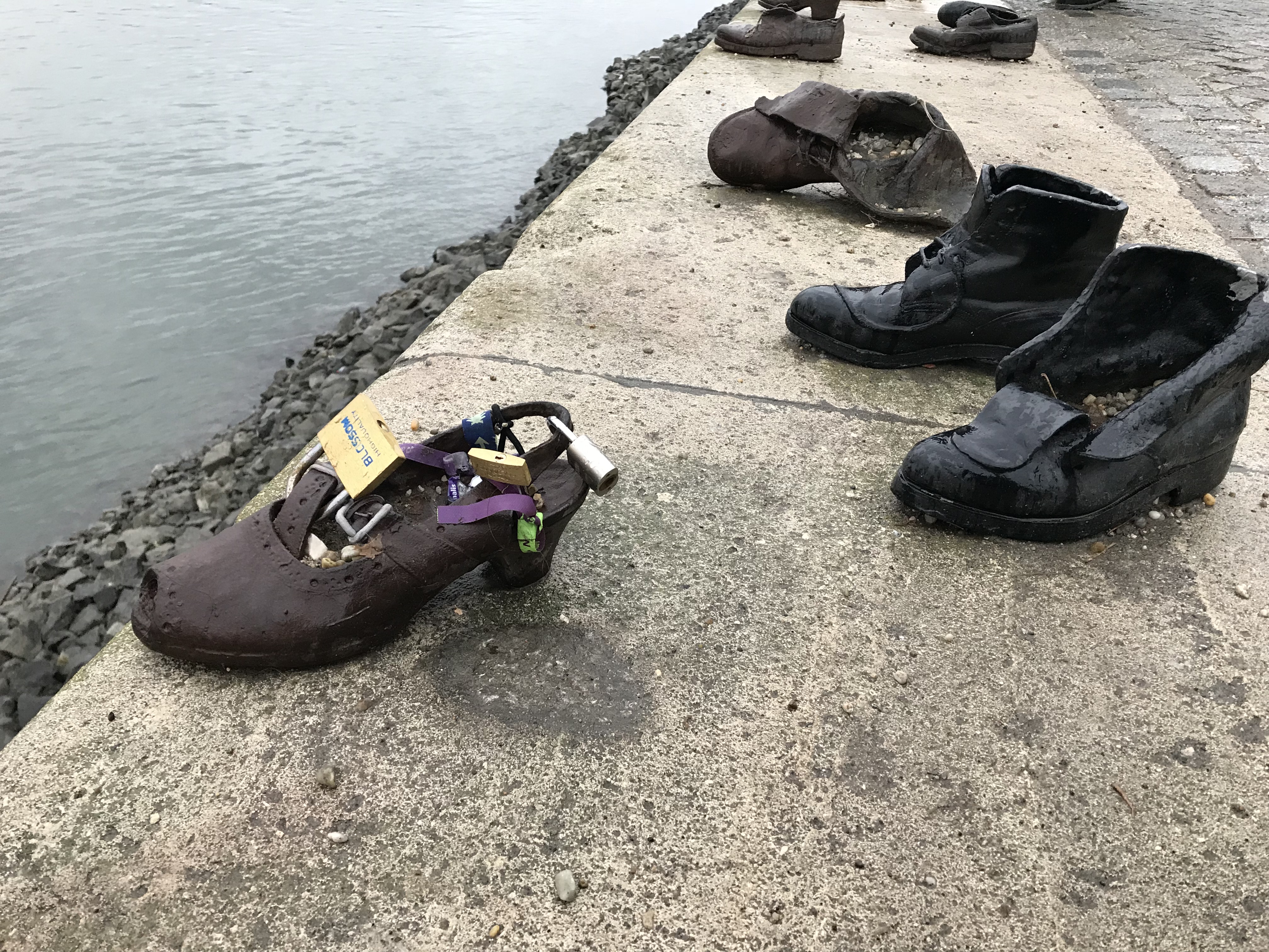 ドナウ川遊歩道の靴