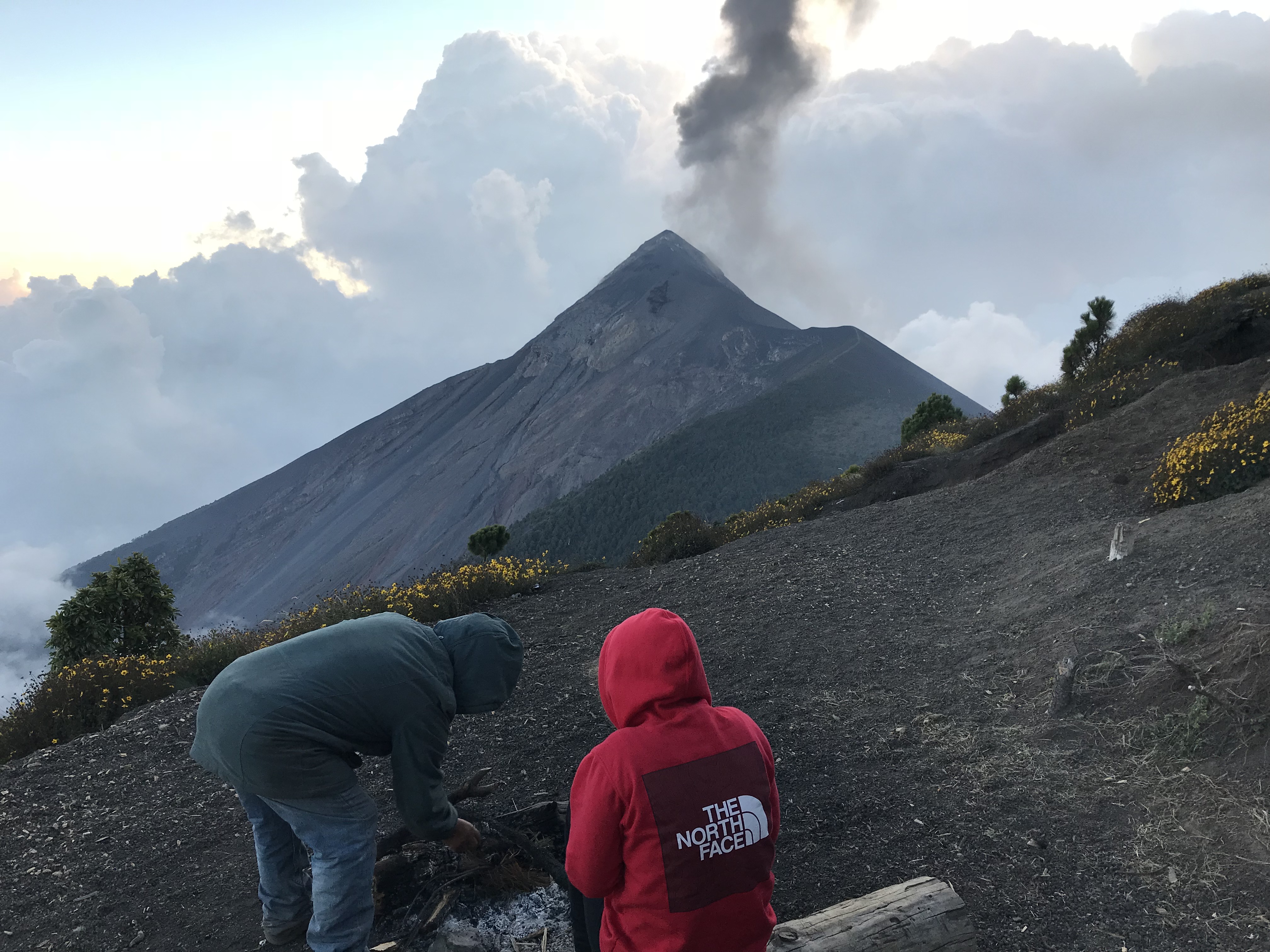 アカテナンゴ火山トレッキング