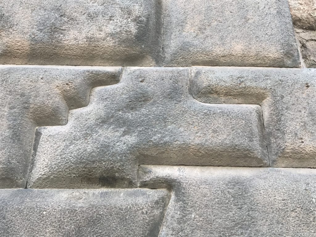 クスコ 14角の石